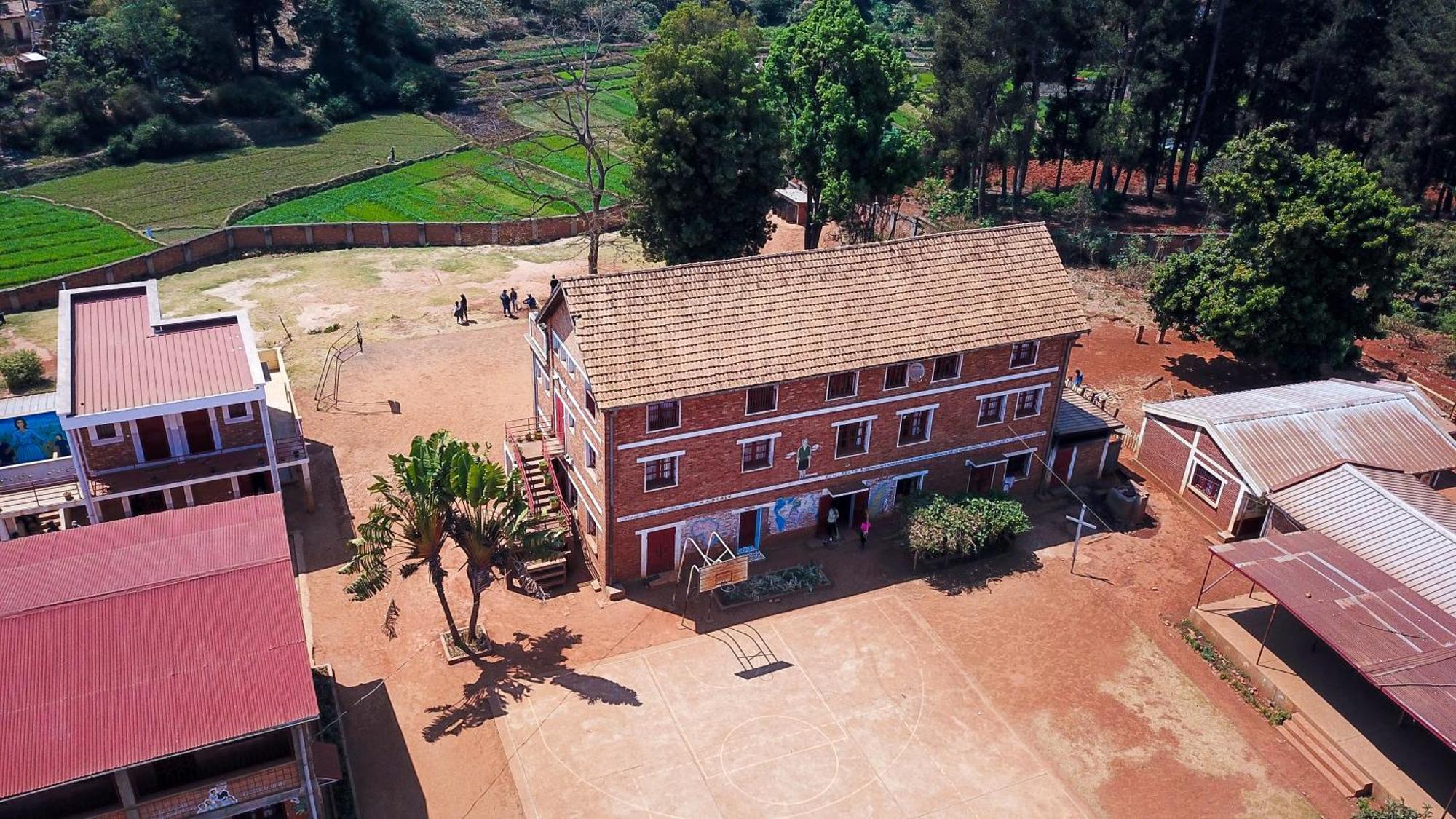 安齐拉贝Lycee Picot De Cloriviere Dont Les Revenus Financent L'Education Des Eleves公寓 外观 照片